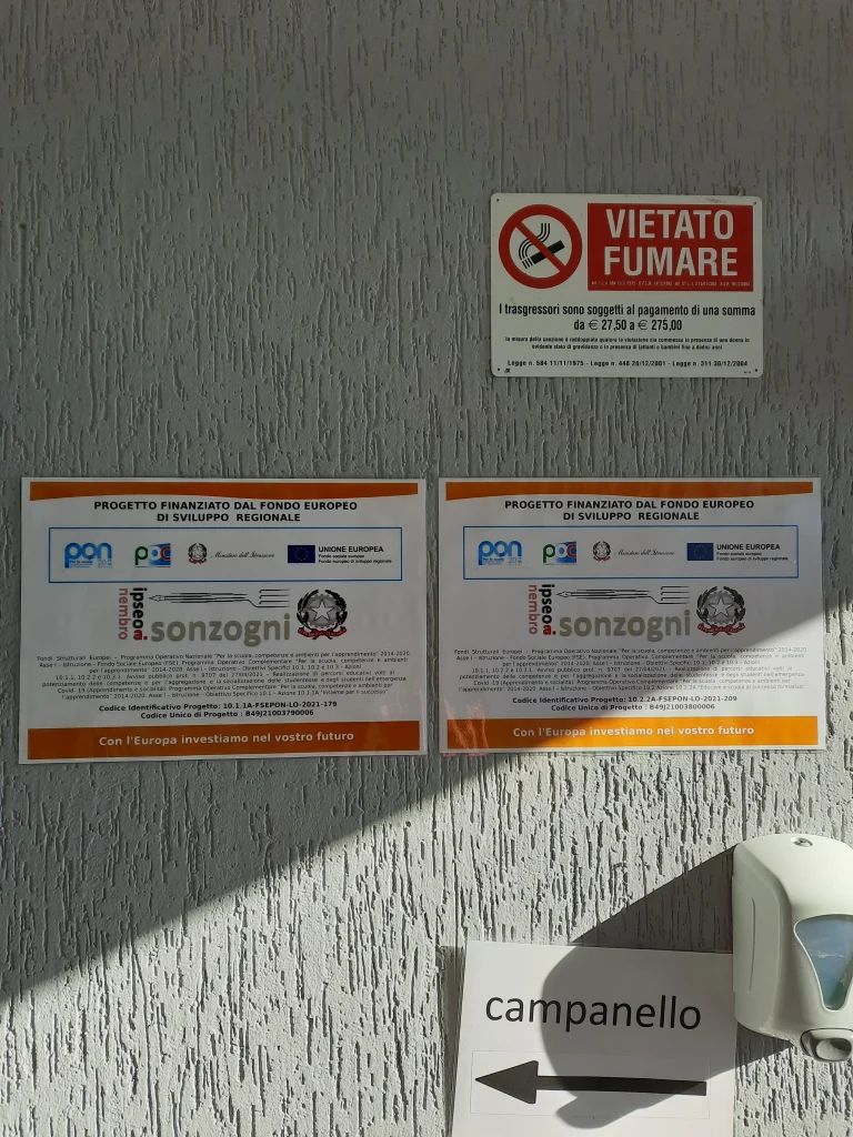 Foto targhe PON fse affisse nei pressi dell'ingresso dell'edificio